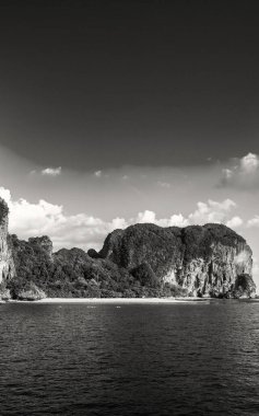 Phuket 'teki Railay Sahili' nin turkuaz denizden manzarası.