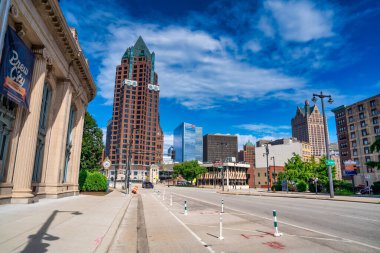Milwaukee, WI - 29 Temmuz 2024: Milwaukee şehir manzarası modern ve klasik binaları ön plana çıkarıyor.