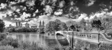 Bow Bridge Panoramik Manzarası Yeşillik Mevsimi, Central Park - New York, ABD.