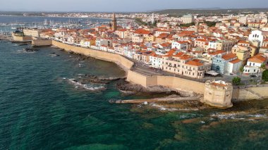 Güneşli bir yaz öğleden sonra Alghero, Sardinya 'nın çarpıcı hava manzarası.