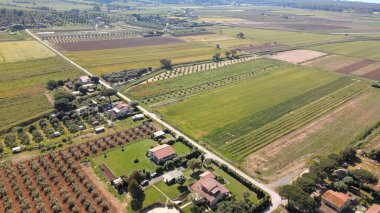 Bahar mevsiminde Toskana 'nın güzel kırsal manzarasının havadan görünüşü. Çayırlar ve mavi gökyüzü, İtalya.