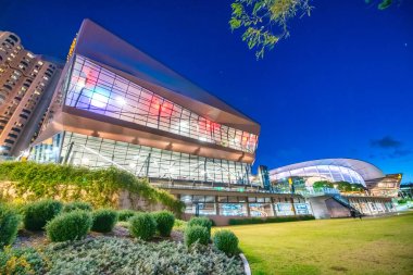 Adelaide Kongre Merkezi ve Park 'ın gece görüşü