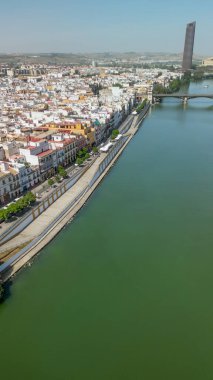 Guadalquivir Nehri ve ünlü simgelerle Sevilla 'nın panoramik görüntüsü..