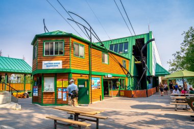 Jasper, Kanada - 18 Temmuz 2024: Jasper Skytram 'a giriş, Jasper Ulusal Parkları' nın büyüleyici manzarasının panoramik görüntülerini sunuyor. 