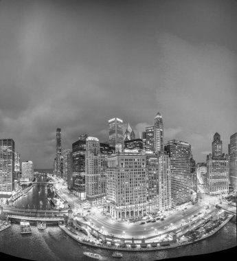 Chicago nehri boyunca siyah beyaz gökyüzü manzaralı bir yaz gecesi, Illinois