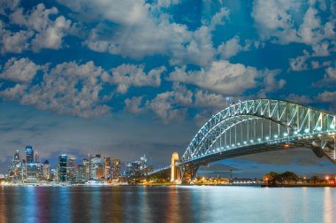Sydney Limanı Köprüsü 'ne yakın çekim Kemer ve Parıldayan Şehir Işıkları.