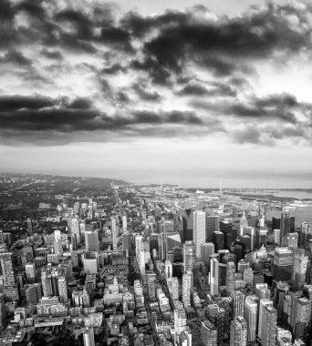 Toronto gökdelenlerinin ve CN Kulesinin soluk kesici günbatımı görüntüsü.