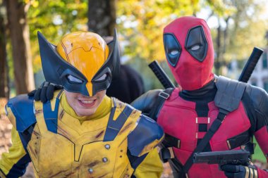 Lucca, İtalya - 1 Kasım 2024: Lucca 'nın tarihi merkezinin kalbinde Lucca Çizgi Roman ve Oyunları için her yıl Kostümler, çarpıcı kostümler ve detaylı makyaj için bir araya gelirler..