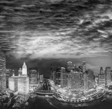 Chicago nehri boyunca siyah beyaz gökyüzü manzaralı bir yaz gecesi, Illinois