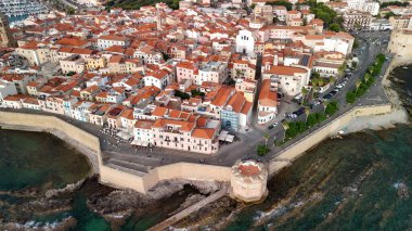 Alghero 'nun hava perspektifi, sıcak bir öğleden sonra Akdeniz güzelliğini gözler önüne seriyor.