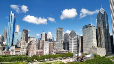 Chicago, IL - 25 Temmuz 2024: Harika bir yaz gününde Millennium Park 'tan Chicago' nun hava manzarası.