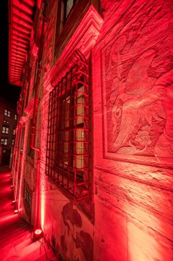Knights Square Pisa, İtalya 'daki Palazzo della Carovana Gece Vakti Aydınlandı.