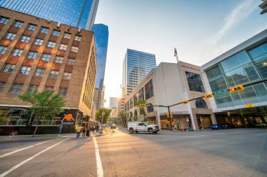 Calgary, Alberta - 22 Temmuz 2024: Calgary şehir merkezinin sokakları ve binaları gün batımında.