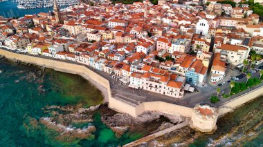 Alghero 'nun hava perspektifi, sıcak bir öğleden sonra Akdeniz güzelliğini gözler önüne seriyor.