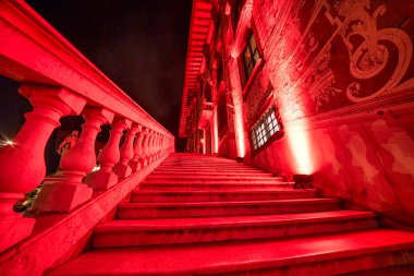 Knights Square Pisa, İtalya 'daki Palazzo della Carovana Gece Vakti Aydınlandı.