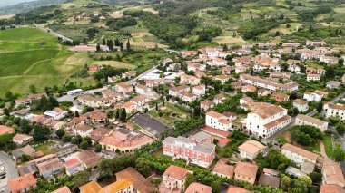 Arka planda Casciana Terme, Pisa, zeytin ağaçları ve üzüm bağlarının tarihi manzarası var..