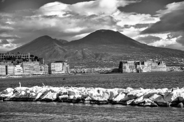 Napoli 'deki Mergellina deniz manzarası sakin deniz ve günbatımı renkleriyle.