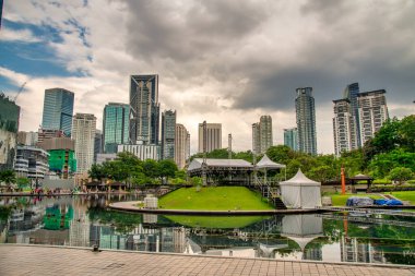 Kuala Lumpur, Malezya - 28 Aralık 2019: Kuala Lumpur gökdelenleri şehir parkından izlenen gökdelenler.