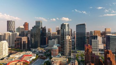 Calgary, Alberta - 10 Temmuz 2024: Güzel bir yaz günbatımında Calgary 'nin gökyüzü manzarası, Alberta - Kanada.