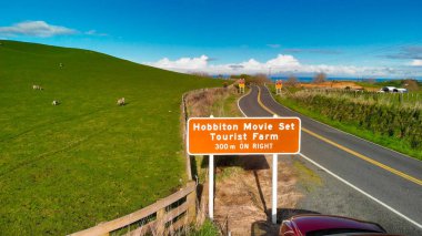 Hobbiton tepelerinin ve Yeni Zelanda 'nın çevresini saran yolun nefes kesici manzarası.. 