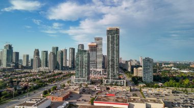 Güzel bir yaz günü, Ontario, Kanada 'da Mississauga' nın gökyüzü manzarası..
