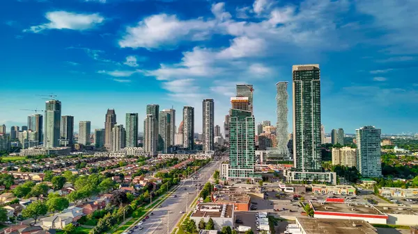 Güzel bir yaz günü, Ontario, Kanada 'da Mississauga' nın gökyüzü manzarası..