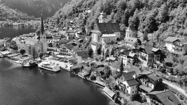 Hallstatt 'un göz kamaştırıcı hava manzarası, Avusturya Alpleri' ne kurulmuş görkemli köy ve sakin göl görüntüsü.