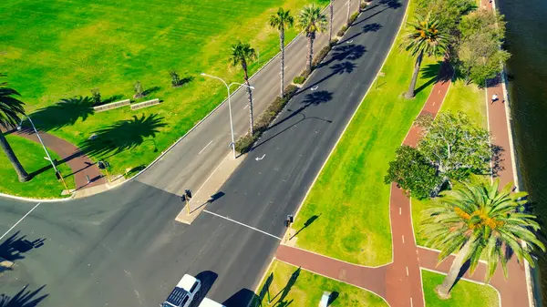 Perth Skyline, Batı Avustralya. Şehrin güzel hava manzarası nehir boyunca yükseliyor..
