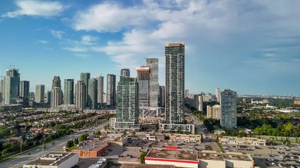 Güzel bir yaz günü, Ontario, Kanada 'da Mississauga' nın gökyüzü manzarası..