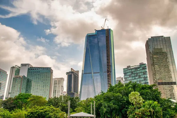 Kuala Lumpur, Malezya - 28 Aralık 2019: Kuala Lumpur gökdelenleri şehir parkından izlenen gökdelenler.
