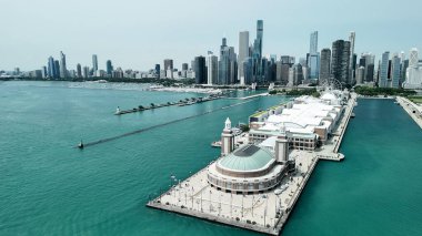 Yazın Chicago silueti ve Donanma İskelesi 'nin nefes kesici hava perspektifi.