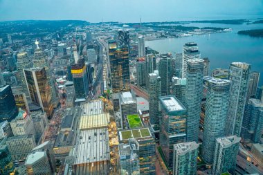 Gece Şenliği. Toronto 'nun Parlak Şehir Işıklarının Hava Perspektifi.