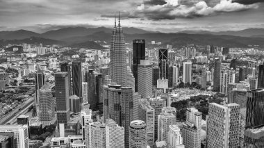 Kuala Lumpur, Malezya - 28 Aralık 2019: Sisli gökdelenlerle dolu bulutlu bir günde Kuala Lumpur gökdeleninin dramatik hava manzarası.