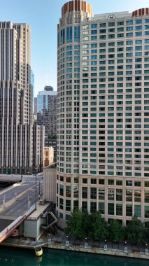 Chicago 'nun gökdelenleri Chicago Nehri' ni kaplayan panoramik insansız hava aracı görüntüleri.