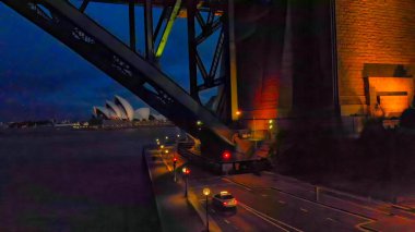 Geceleri Sydney Limanı Köprüsü 'nün altında aydınlatılmış çelik bir yapı var..