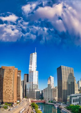 Chicago Nehri boyunca Chicago gökdelenlerinin çarpıcı hava manzarası.