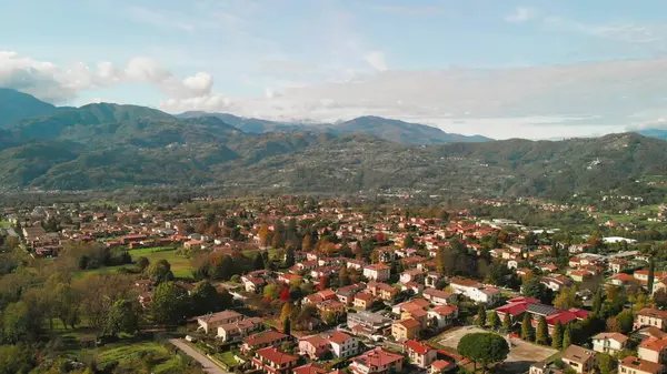 Barga 'nın güzel hava manzarası, Garfagnana vadisinde yuva yapmış, güneş ışığıyla yıkanmış..