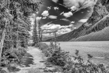 Turkuaz Dinginliği - Kanada Kayalıklarında Louise Gölü 'nde Yaz Yansımaları.