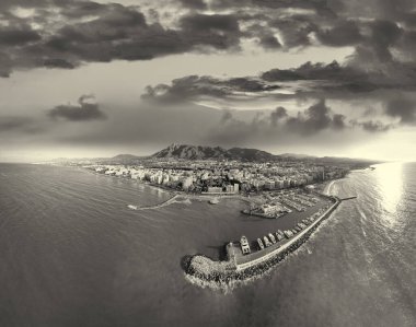 Marbella, İspanya 'nın nefes kesici hava manzarası, marinası ve altın kumlu plajlarıyla.