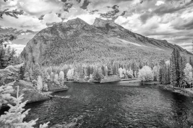 Banff NP 'nin şaşırtıcı kızılötesi fotoğrafı kıvrımlı bir nehir ve dramatik zirveler gösteriyor..