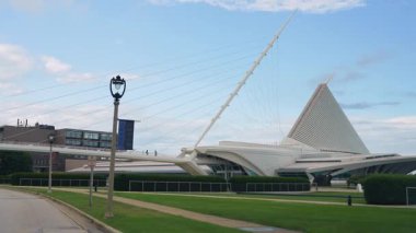 Milwaukee, WI - 29 Temmuz 2024: Milwaukee Sanat Müzesi eşsiz mimari stili ve deniz manzaralı binası