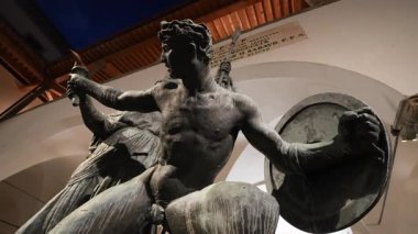 Pisa 'daki La Sapienza Üniversitesi Geceleyin Tarihi Büyüyle Aydınlandı