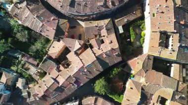 Lucca, Toskana. Piazza Anfiteatro ve ortaçağ binalarıyla şehir merkezinin havadan görünüşü