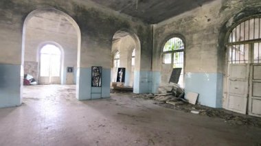 VOLTERRA, İtalya - Şubat 2018: terk edilmiş sığınma havası manzarası. Tesis 1984 'te kapatıldı..