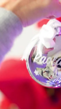 13 yaşında bir kız ve annesi evdeki Noel ağacını süslerle süslemişler.