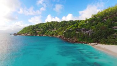 Mahe Sahili, Seyşeller. Güneşli bir günde tropikal kıyı şeridinin havadan görünüşü