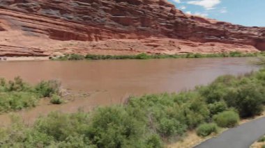 Colorado Nehri 'nin ve Utah' ın etrafındaki dağların inanılmaz hava manzarası.