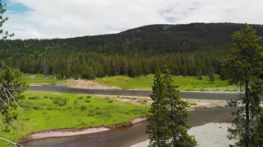 Ulusal Park 'taki Yellowstone Nehri' nin inanılmaz hava manzarası.