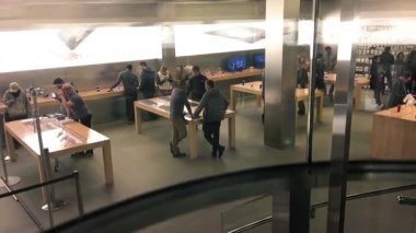 New York City - 24 Ekim 2015: Apple Store Fifth Avenue 'daki insanlar, gösterişli iç ve modern tasarımı sergiliyorlar.