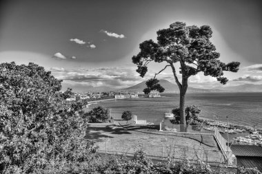 Posillipo 'dan gelen Napoli deniz manzarası çarpıcı kıyı manzarası ve şehir manzarası..